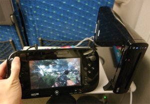 Japan: Gamer spielt im Zug mit der Nintendo Wii U